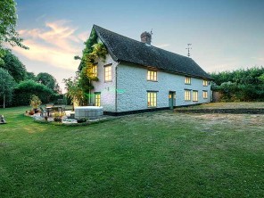 5 Bedroom Farmhouse with Hot Tub & Pool near Taunton, Somerset, England